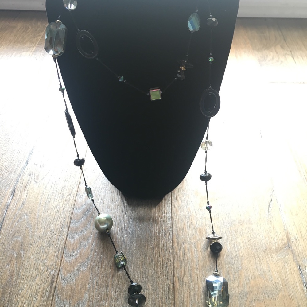 Stunning black and green beaded necklace - Picture 4 of 8